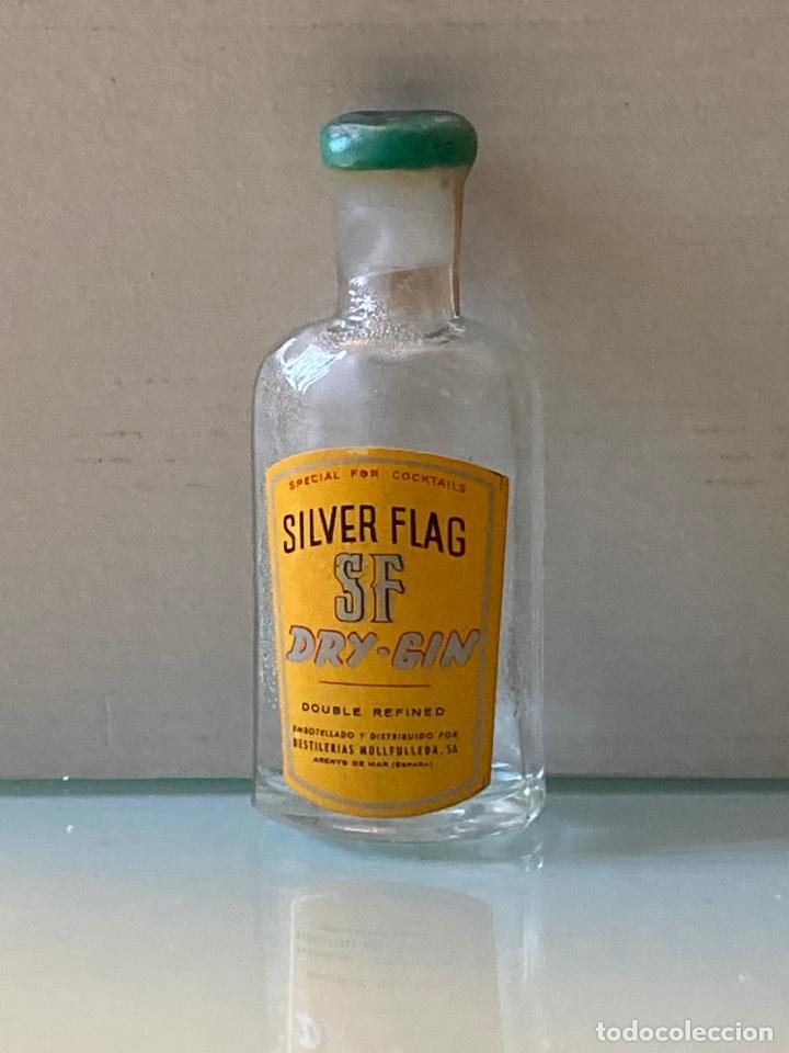 Coleccionismo de vinos y licores: Botell&iacute;n Ginebra SF Silver Flag. Destiler&iacute;as Mollfulleda. Arenys de Mar. 9 cm.