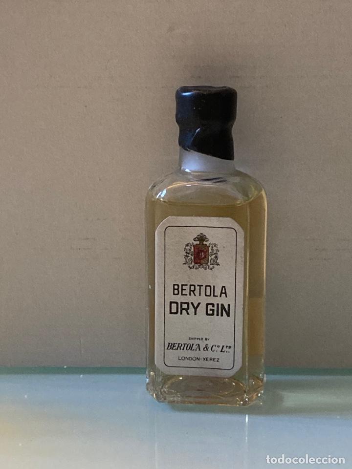 Coleccionismo de vinos y licores: Botell&iacute;n Ginebra Bertola. London. 10 cm.