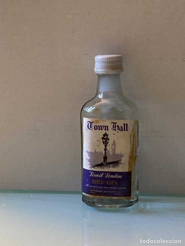 Coleccionismo de vinos y licores: Botell&iacute;n Ginebra Town hall. London. 10 cm.