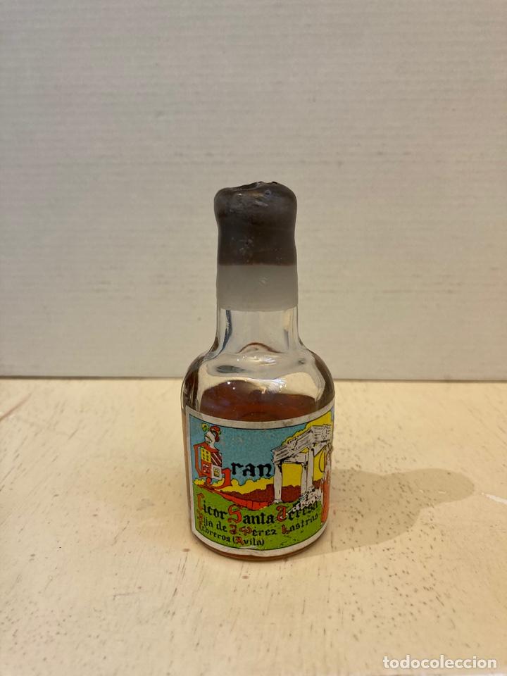 Coleccionismo de vinos y licores: Botell&iacute;n Gran Licor Santa Teresa Avila 9 cm.