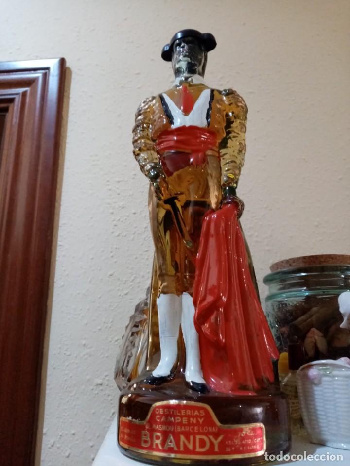 Coleccionismo de vinos y licores: Botella de Brandy con forma de torero. Est&aacute; llena