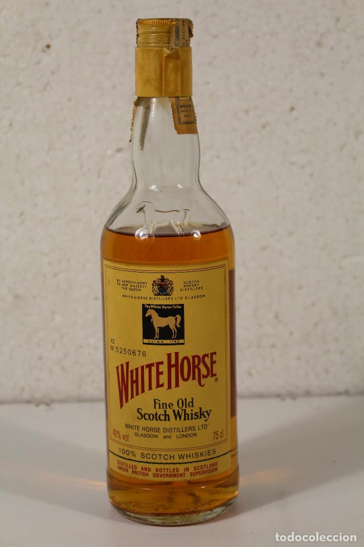 Coleccionismo de vinos y licores: Antigua botella Scotch whisky White Horse fine old Scotland
