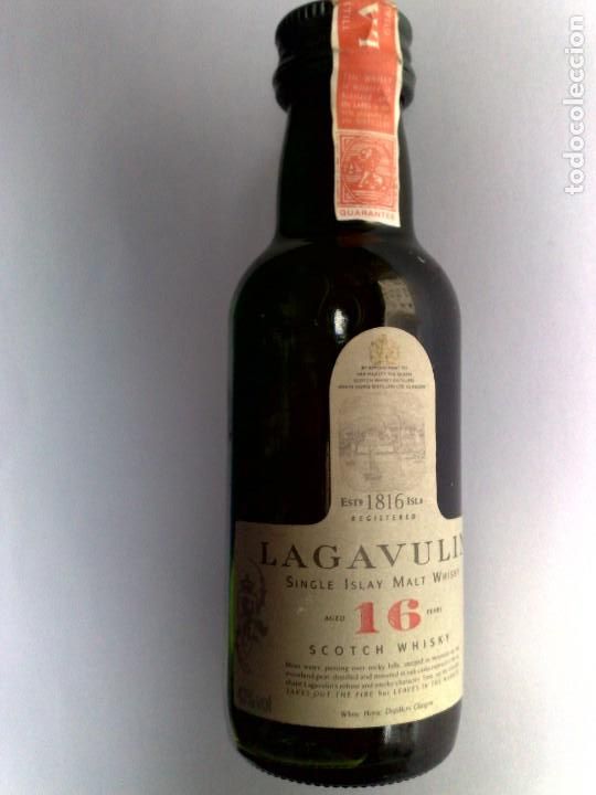 Coleccionismo de vinos y licores: BOTELLIN SINGLE ISLAY MALT SCOTCH WHISKY (16 A&Ntilde;OS) MARCA LAGAVULIN GLASGOW,CON PRECINTO.