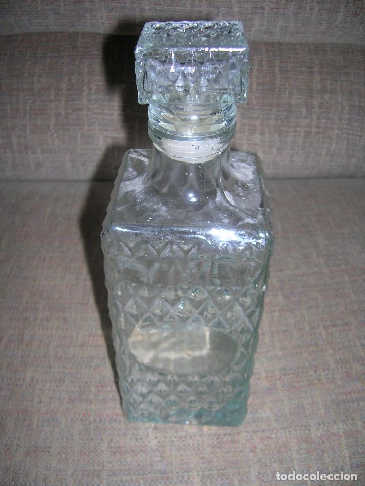 Coleccionismo de vinos y licores: Antigua botella cuadrada cristal en relieve. No tiene marca. Mide 24 cm.