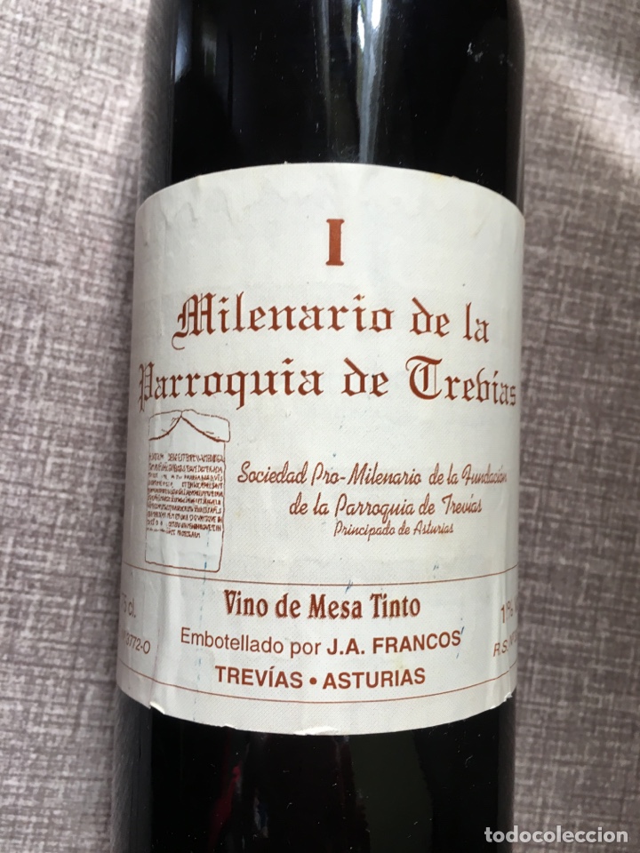 Sammlung von Weinen und Lik&ouml;ren: Botella vino de mesa tinto Milenario de la Parroquia de Trevias Asturias