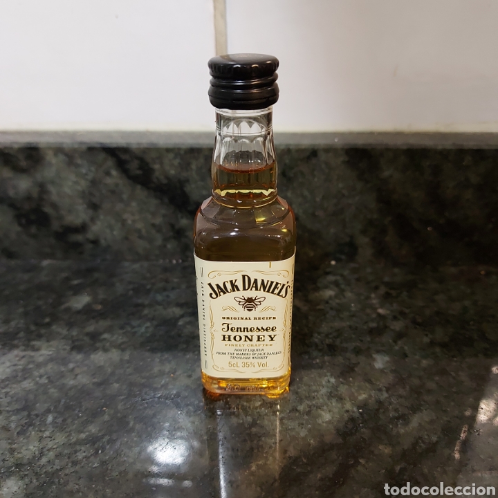 Collection of wines and liquors: BOTELLITA/BOTELLIN-50 ml**WHISKEY JACK DANIEL&acute;S TENNESSE HONEY** 5 cl -35% vol--es la de la foto