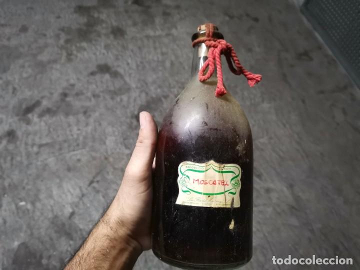 Collection of wines and liquors: ANTIGUA BOTELLA LIMITADA MOSCATEL 75 CL EMBOTELLADA POR J. BLANCH BARCELONA LES FLORS DE MONTSENY
