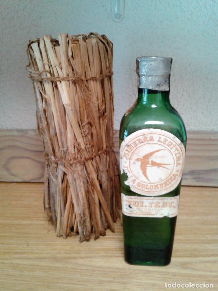 Coleccionismo de vinos y licores: Botella de Ginebra Legitima de la Golondrina. A&ntilde;os 70. precinto deteriorado