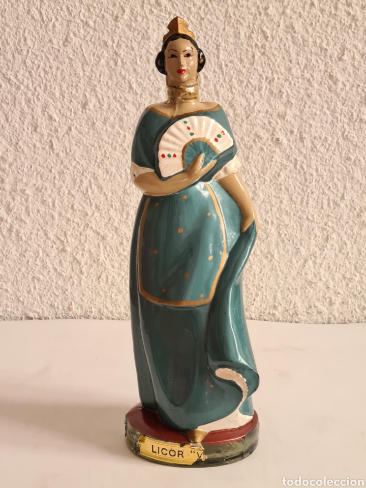 Sammlung von Weinen und Lik&ouml;ren: Botella Licor Valencia M. Quiles Figura Fallera Destiler&iacute;as El Lorito Benet&uacute;ser