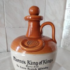 Coleccionismo de vinos y licores: ANTIGUO CANECO DE CERÁMICA MUNROS KING OF KINGS RARE OLD DE LUXE SCOTCH WHISKY, LLENA, AÑOS 80