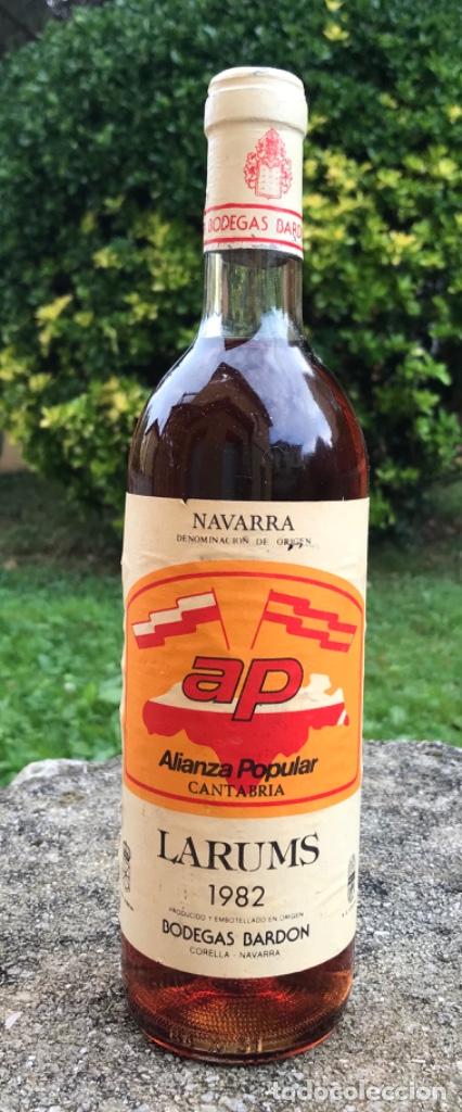 Coleccionismo de vinos y licores: Botella etiqueta pol&iacute;tica Alianza Popular - Cantabria - Cosecha 1982 - Vino Larums - Bodegas Bardon