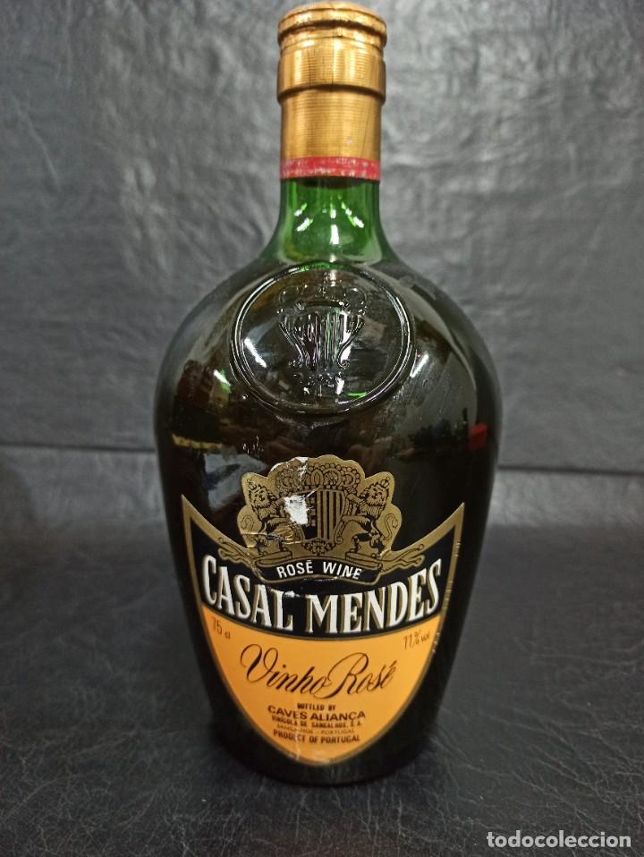Sammlung von Weinen und Lik&ouml;ren: Vino Casal Mendes. Portugal. Sin abrir. V4