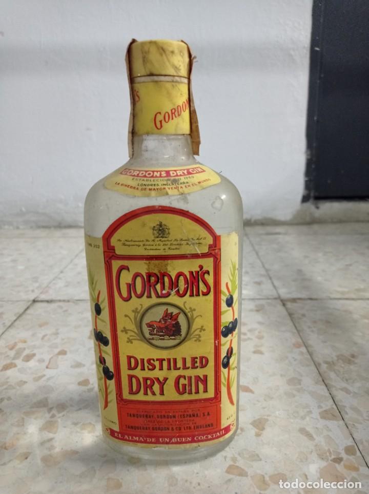 Coleccionismo de vinos y licores: Antigua botella de Ginebra Gordon's llena y cerrada