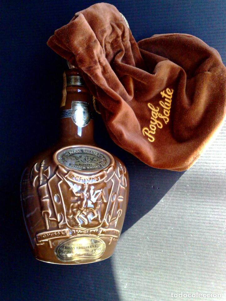 Coleccionismo de vinos y licores: BOTELLA DE CERAMICA ESMALTADA,SCOTCH WHISKY CHIVAS 21,ROYAL SALUTE,CON SU FUNDA (DESCRIPCI&Oacute;N)