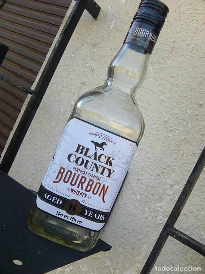 Sammlung von Weinen und Lik&ouml;ren: Black County - Bourbon botella 70 cl.
