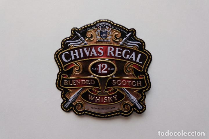 Coleccionismo de vinos y licores: ETIQUETA MET&Aacute;LICA WHISKY CHIVAS REGAL 12 - 8X8 CM
