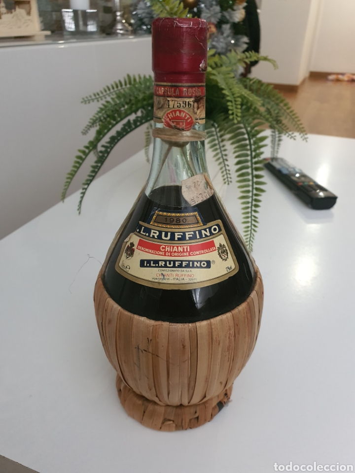 Collection of wines and liquors: Botella vino chianti l ruffino 1980 sin abrir
