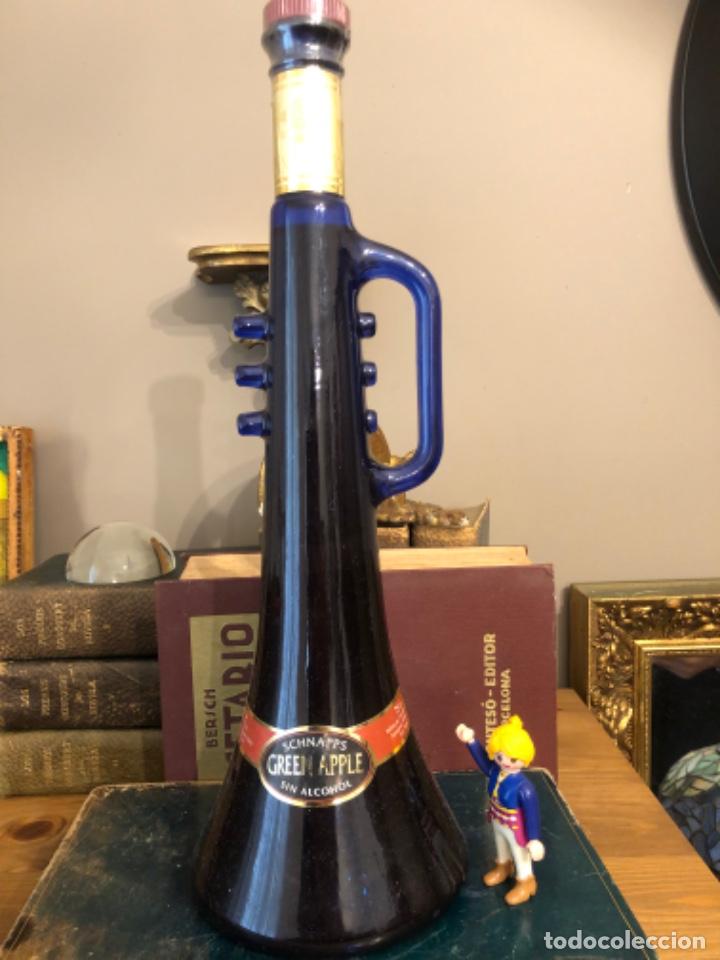 Coleccionismo de vinos y licores: BOTELLA FORMA TROMPETA SCHNAPPS GREEN APPLE SIN ALCOHOL COLECCIONISTA