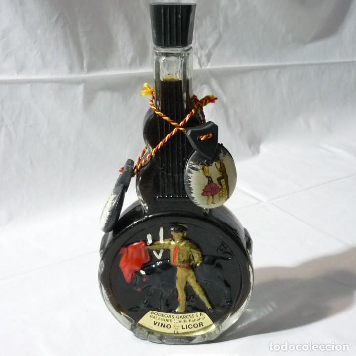 Coleccionismo de vinos y licores: Botella de vino licor, Bodegas Garces, Balaguer, Lleida, guitarra con torero y casta&ntilde;uelas