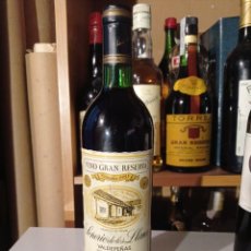 Coleccionismo de vinos y licores: ANTIGUA BOTELLA DE VINO TINTO SEÑORÍO DE LOS LLANOS GRAN RESERVA 1988, LLENA Y CERRADA. Lote 317100688