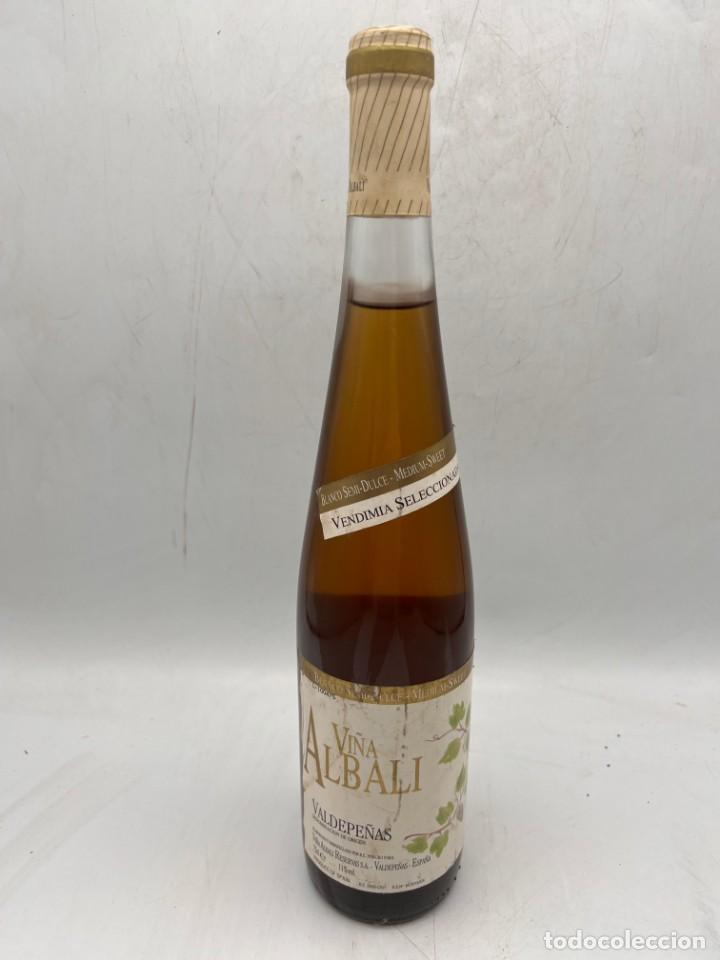 Sammlung von Weinen und Lik&ouml;ren: BOTELLA. BLANCO SEMI-DULCE. VI&Ntilde;A ALBALI. VALDEPE&Ntilde;AS. 11% VOL. 75 CL. VER FOTOS