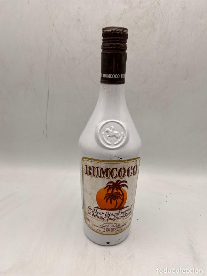 Sammlung von Weinen und Lik&ouml;ren: BOTELLA. RUMCOCO. CARIBBEAN COCONUT MARRIED TO DELICATE JAMAICAN RUM. 28% VOL. 75 CL. VER FOTOS