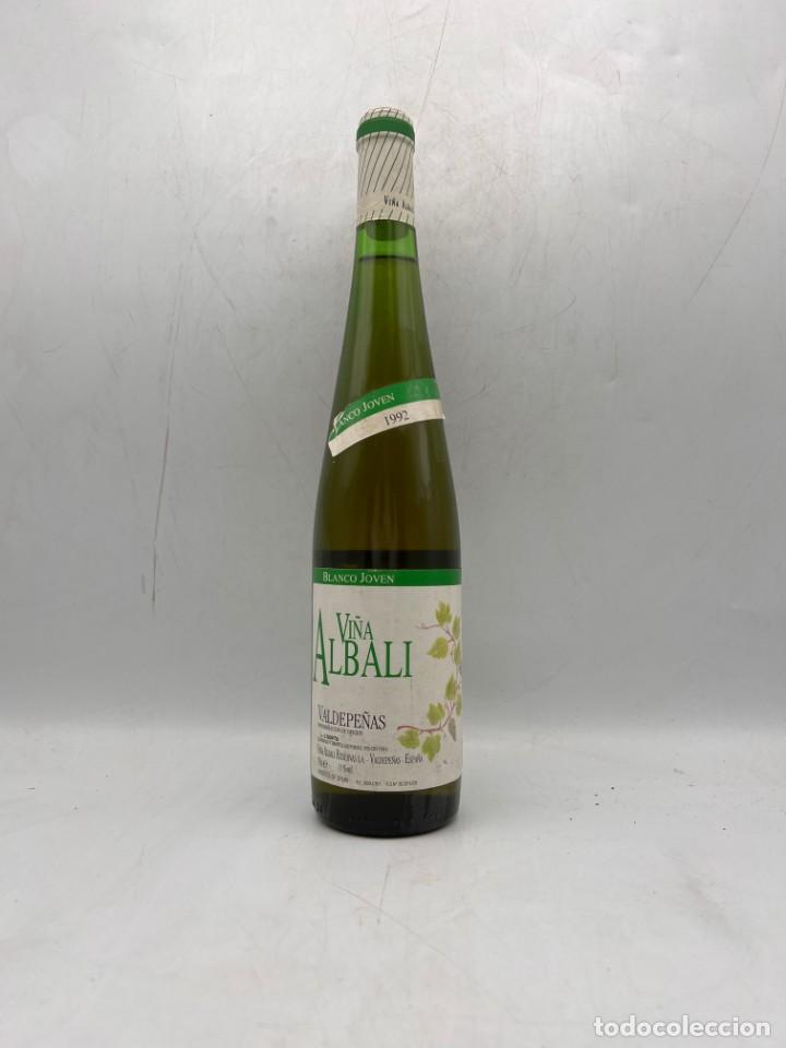 Sammlung von Weinen und Lik&ouml;ren: BOTELLA. BLANCO JOVEN 1992. VI&Ntilde;A ALBALI. VALDEPE&Ntilde;AS. 11% VOL. 75 CL. VER FOTOS