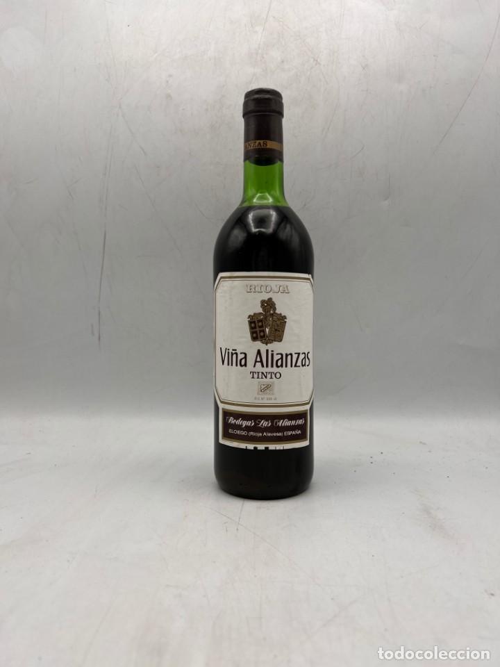 Sammlung von Weinen und Lik&ouml;ren: BOTELLA. RIOJA. TINTO. VI&Ntilde;A ALIANZAS. BODEGAS LAS ALIANZAS. ELCIEGO. 75 CL. VER FOTOS