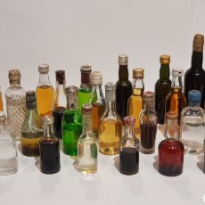 Coleccionismo de vinos y licores: LOTAZO 30 ANTIGUAS MINI BOTELLAS DE LICORES, VINOS, ETC