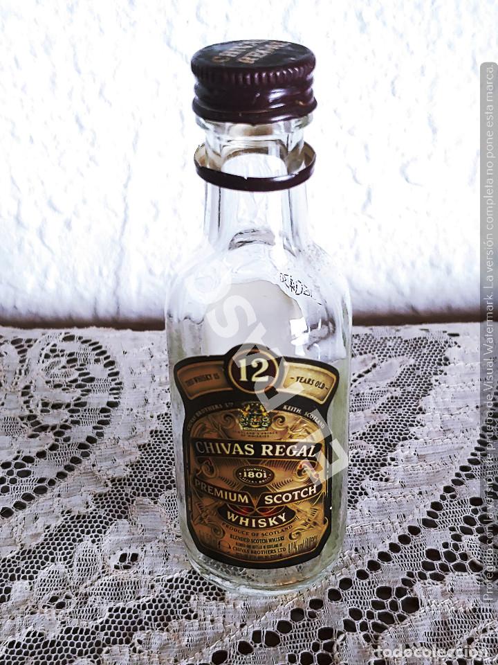 Coleccionismo de vinos y licores: MINI BOTELLA DE CHIVAS REGAL 12 - VACIA - WHISKY -