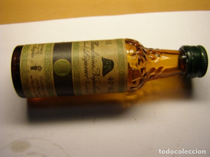 Coleccionismo de vinos y licores: Viejo botell&iacute;n de licor de mandarina marca NAPOLE&Oacute;N, B&eacute;lgica.