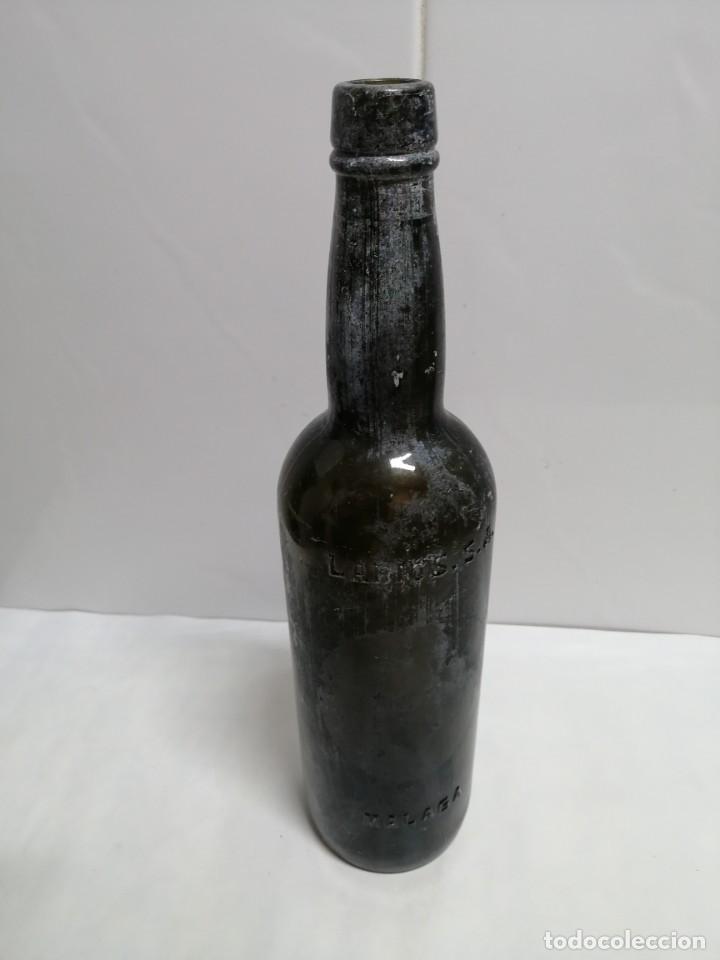 Coleccionismo de vinos y licores: ANTIGUA BOTELLA LARIOS. S . A. MALAGA LETRAS EN RELIEVE