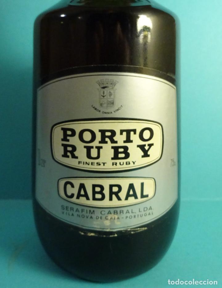 Coleccionismo de vinos y licores: BOTELLA VINO DE OPORTO PORTO RUBY. CABRAL . 75 CL - Foto 2