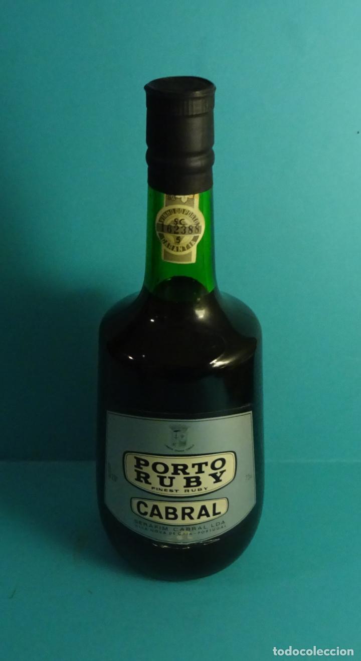 Coleccionismo de vinos y licores: BOTELLA VINO DE OPORTO PORTO RUBY. CABRAL . 75 CL - Foto 1
