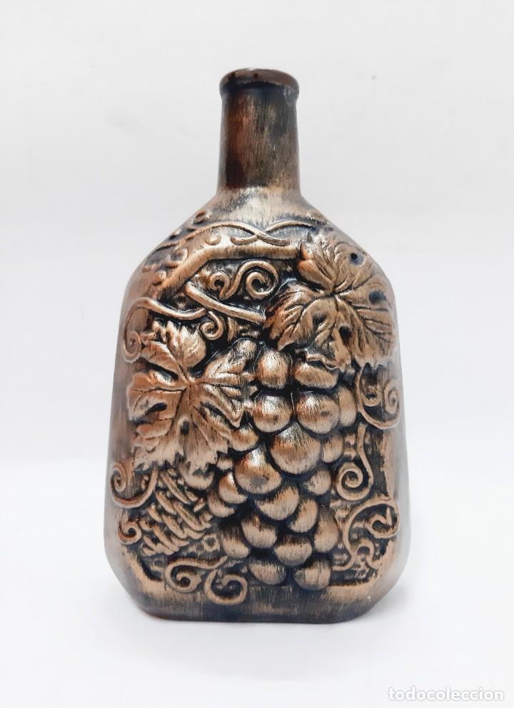Coleccionismo de vinos y licores: Botella de vino de cer&aacute;mica adornada vintage