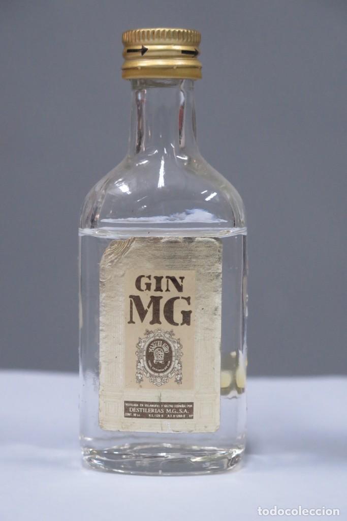 Coleccionismo de vinos y licores: BOTELLIN. GIN MG - Foto 1