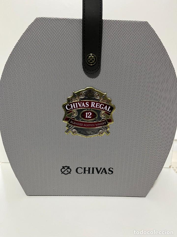 Coleccionismo de vinos y licores: ESTUCHE WHISKY CHIVAS REGAL VAC&Iacute;O 28X27X10CM