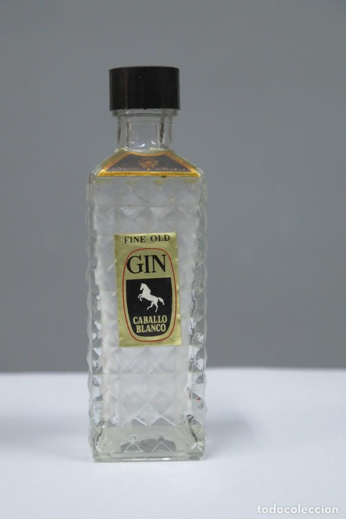 Coleccionismo de vinos y licores: BOTELLIN. GIN CABALLO BLANCO - Foto 1