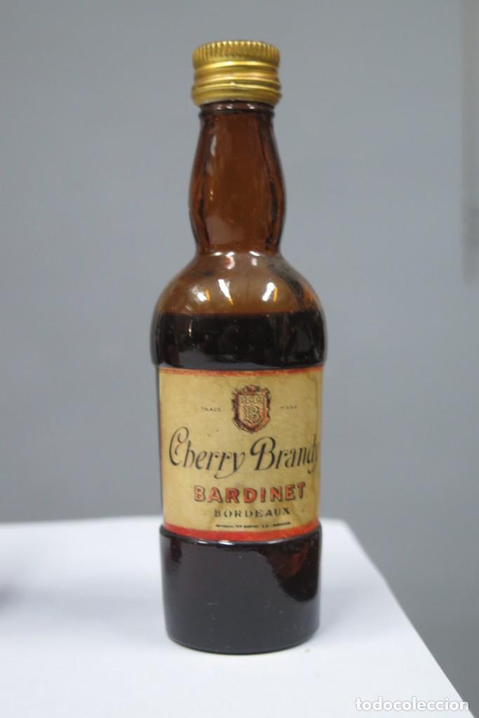 Coleccionismo de vinos y licores: BOTELLIN. CHERRY BRANDY BARDINET - Foto 1