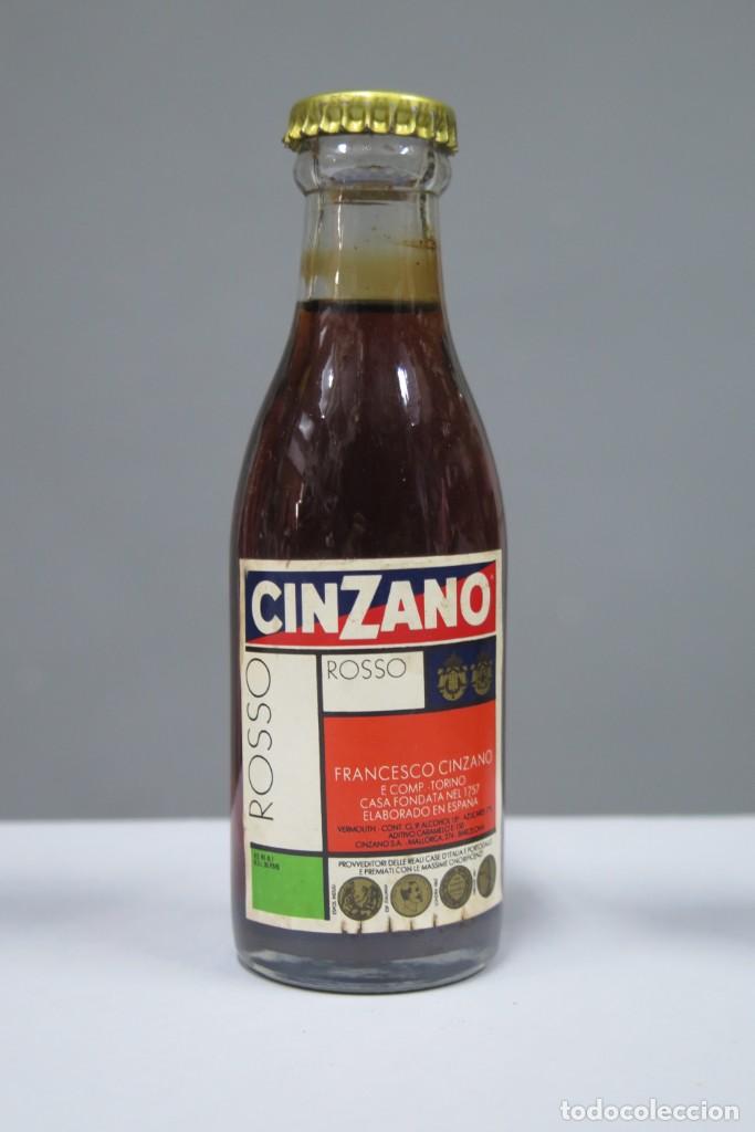 Coleccionismo de vinos y licores: BOTELLIN. CINZANO ROSSO - Foto 1