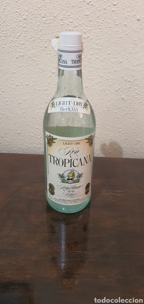 Coleccionismo de vinos y licores: antigua botella ron tropicana abierta.