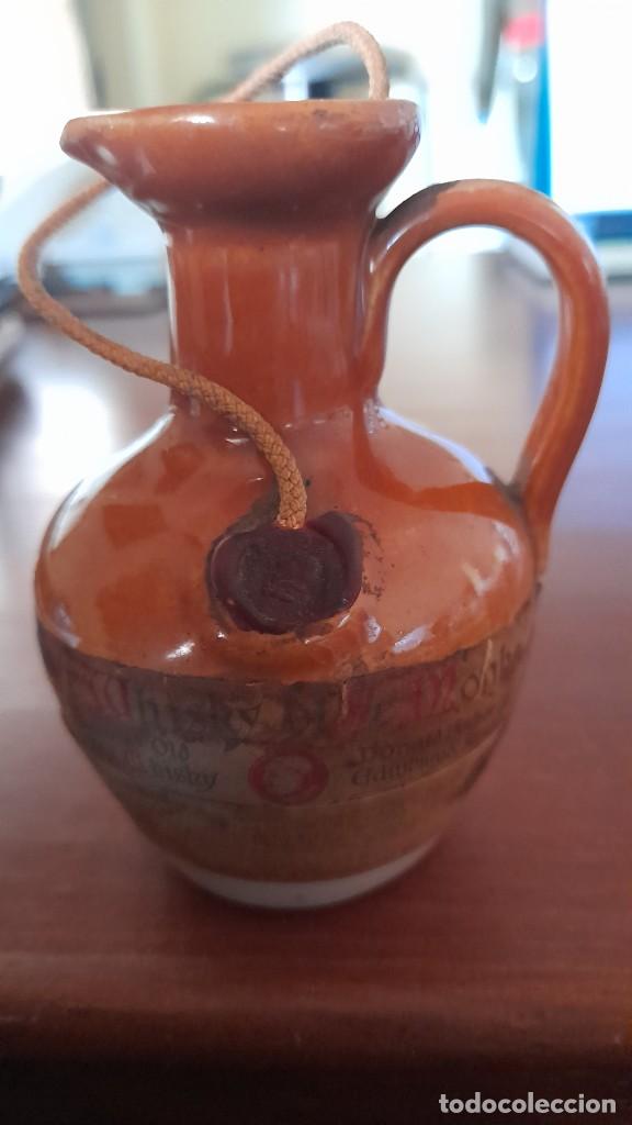 Coleccionismo de vinos y licores: WHISKY ESCOCES DONALD FISHER YE MONKS PEQUE&Ntilde;A BOTELLA CERAMICA MINIATURA. ANTIGUA BOTELLITA