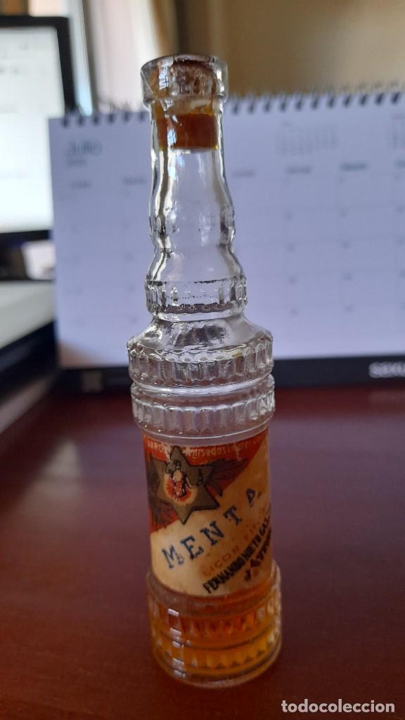Coleccionismo de vinos y licores: MENTA FERNANDO NIETO GARCIA JATIVA A&Ntilde;OS 40 PEQUE&Ntilde;A BOTELLA MINIATURA ANTIGUA BOTELLITA