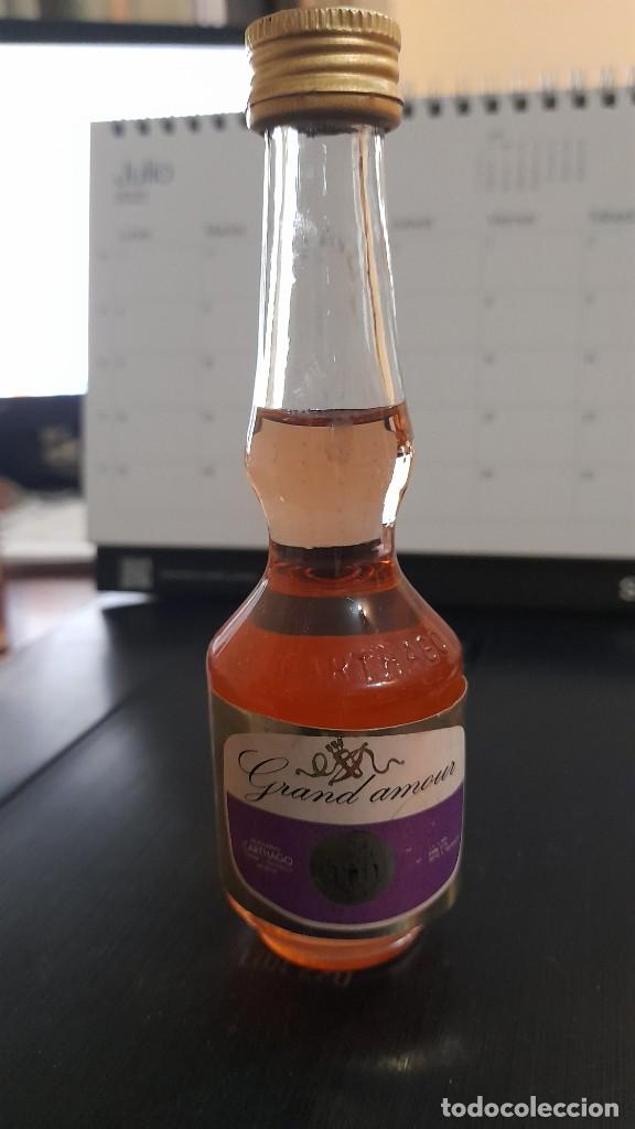 Coleccionismo de vinos y licores: LICOR GRAND AMOUR CARTHAGO TORREPACHECO MURCIA A&Ntilde;OS 50 PEQUE&Ntilde;A BOTELLA MINIATURA ANTIGUA BOTELLITA