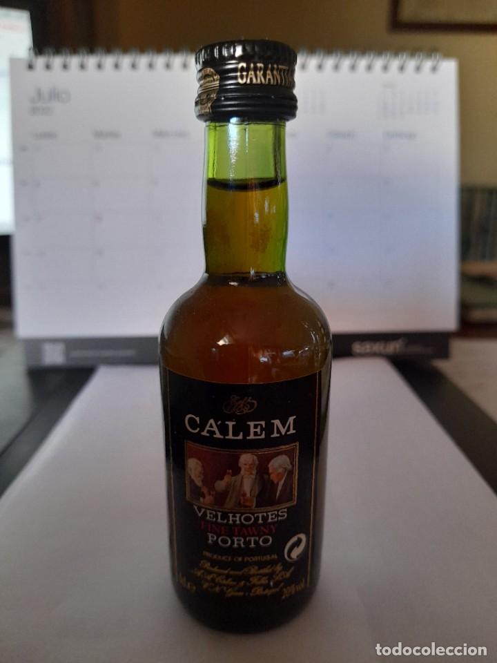 Coleccionismo de vinos y licores: CALEM VELHOTES PORTO PORTUGAL PEQUE&Ntilde;A BOTELLA MINIATURA ANTIGUA BOTELLITA