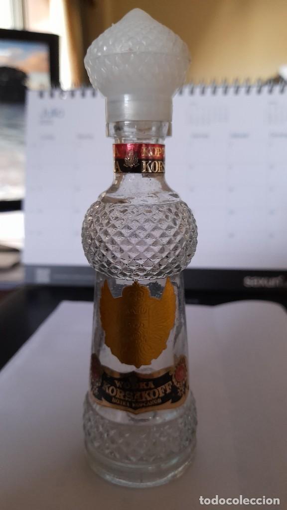 Coleccionismo de vinos y licores: WODKA KORSAKOFF PEQUE&Ntilde;A BOTELLA MINIATURA ANTIGUA BOTELLITA