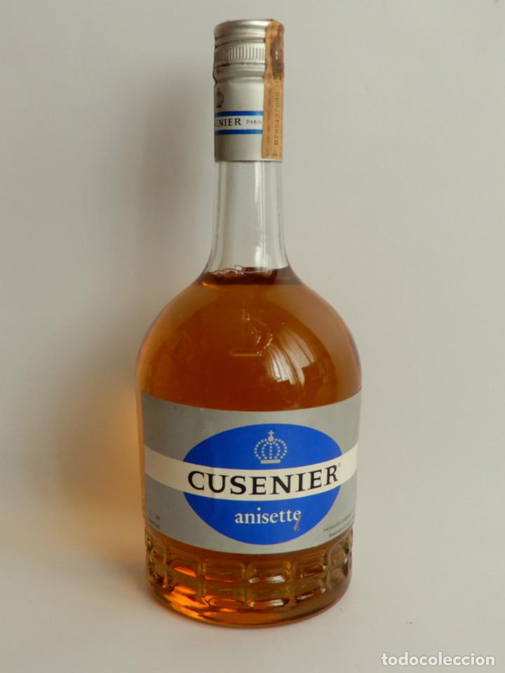 Coleccionismo de vinos y licores: ANTIGUA BOTELLA 1 LITRO DE ANISETTE CUSENIER - PRECINTADA - SELLO 4 PESETAS - BARCELONA