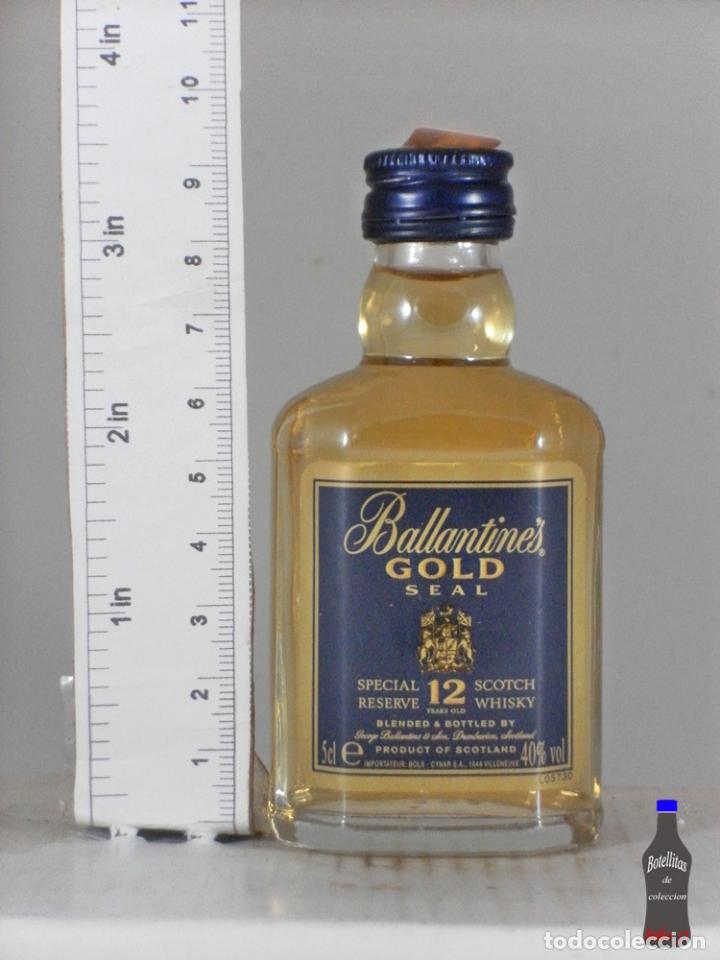 Coleccionismo de vinos y licores: BOTELLITA BOTELLIN WHISKY BALLANTINES GOLD SEAL 12 YEARS SCOTLAND ETIQUETA SUIZA