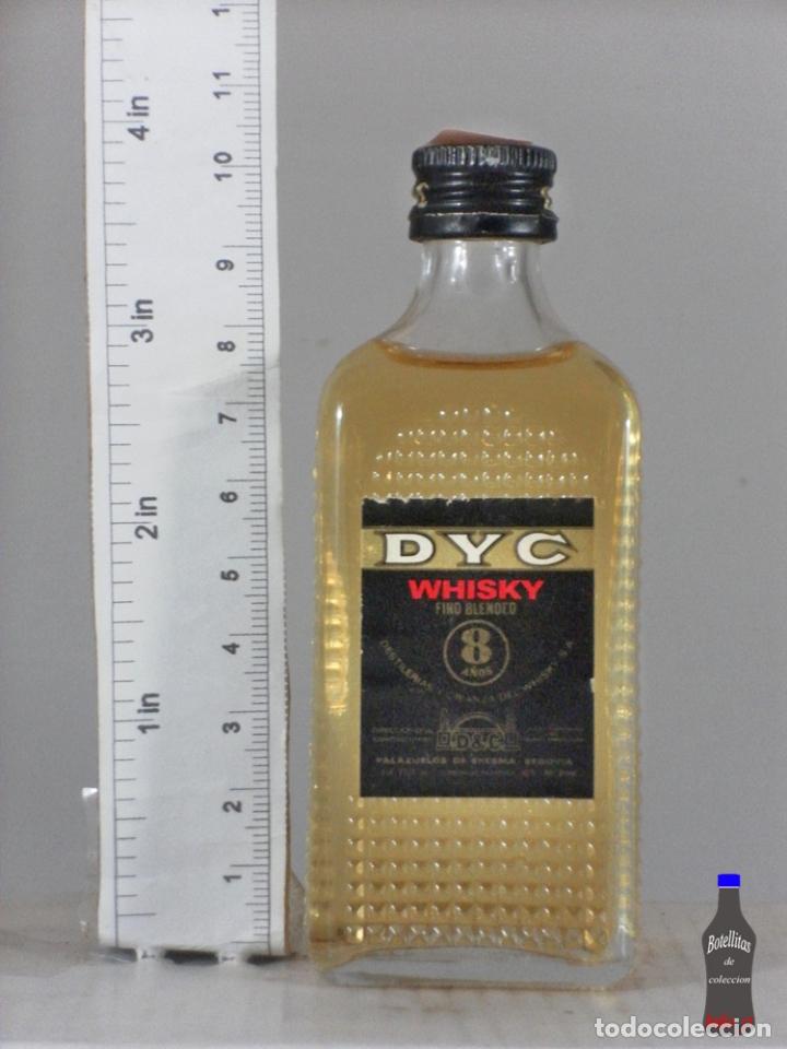 Coleccionismo de vinos y licores: BOTELLITA BOTELLIN WHISKY DYC 8 A&Ntilde;OS SEGOVIA ESPA&Ntilde;A