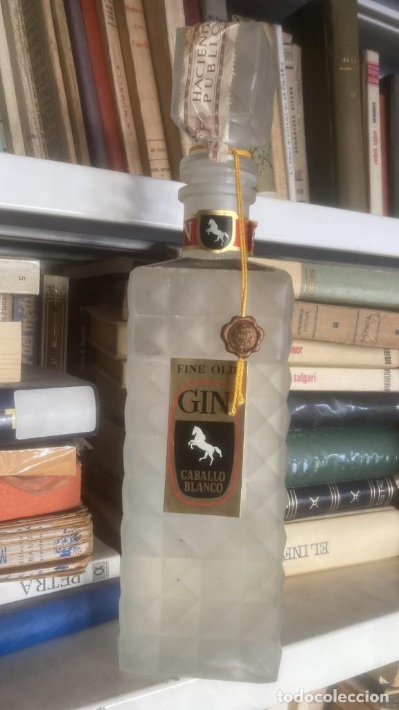 Coleccionismo de vinos y licores: BOTELLA GINEBRA CABALLO BLANCO FINE OLD GIN PRECINTO 4 PESETAS